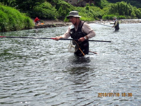 写真:2010年、追良瀬川での関口さん