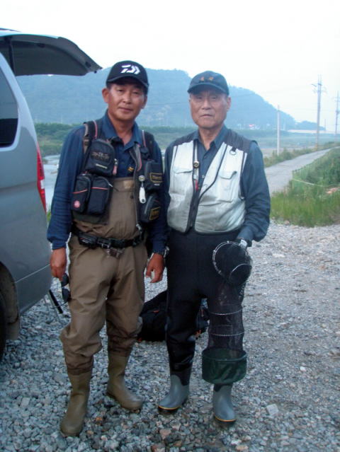 写真は韓さんと父、釣り場にて
