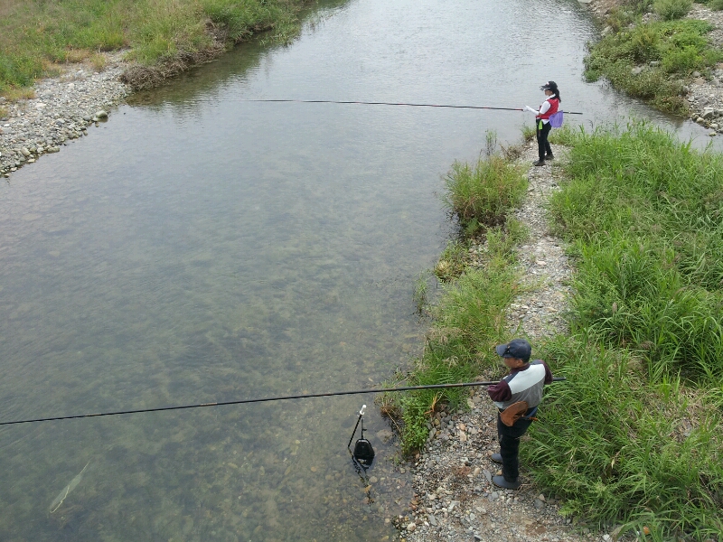 韓国の釣り場にて、親子で竿を出す