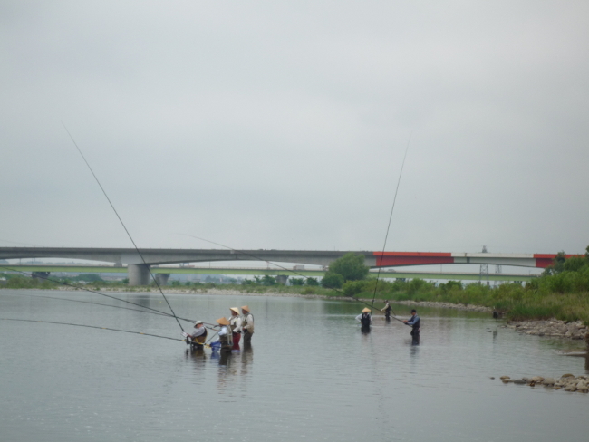 空港下右岸に立ちこむ釣り師たち.JPG