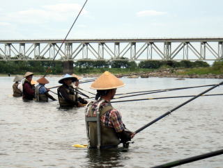 神通川で居並ぶ、北陸式のリールを使った鮎毛バリ釣り師
