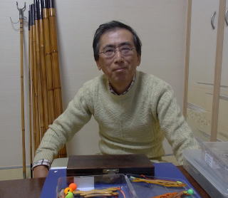 真瀨川、自宅でくつろぐ本田会員と父親の竹の愛竿の写真