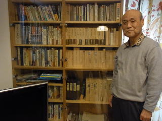 本棚と澤渡さんの写真