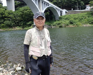 2016年7月10日。相模川の小倉橋の下でポーズをとる佐々木和男さんの写真