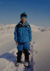 神室連峰をトレッキング中の50代の沓澤さんの写真