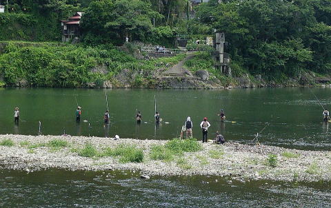 13人が参加した相模川釣行会の写真