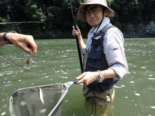 松浦会員、初の毛バリで釣り上げた鮎の写真