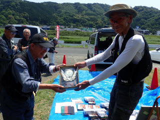 大林会長から優勝の盾を贈られる相川会員の写真